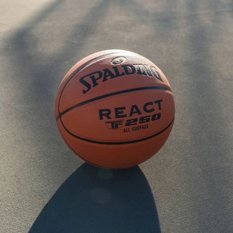 Piłka do koszykówki Spalding React TF-250 76801Z Piłka do koszykówki Spalding React TF-250 76801Z