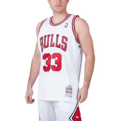 Koszulka Mitchell & Ness Chicago Bulls NBA Home Swingman Jersey Bulls 97-98 Scottie Pippen M SMJYAC18054-CBUWHIT97SPI Koszulka Mitchell & Ness Chicago Bulls NBA Home Swingman Jersey Bulls 97-98 Scottie Pippen M SMJYAC18054-CBUWHIT97SPI
